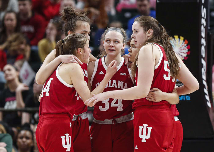 Indiana Hoosiers guard Grace Berger (34) gathered with her team during the Big Ten Semifinals at Bankers Life Fieldhouse, Indianapolis, March 7, 2020.